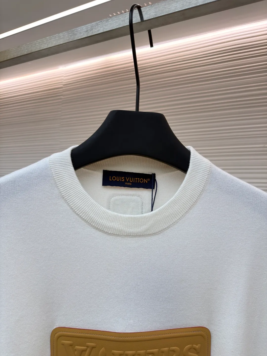 LOUIS VUITTON patched logo short sleeves ●Authentic product: purchased and developed at 9350 ●Item number: 1680944-A65 ●Fabric: high-quality fine cotton yarn ●Technology: wool washed ●Version: fitted version ●Weight: about 365 grams ●Size: The overall routing is straight and delicate, the fabric is comfortable and soft, the color is consistent and there is no color difference, it can be matched with the same style to create a fashionable look, and can be used in various occasions, customized accessories, complete with three standards, the same style for men and women!